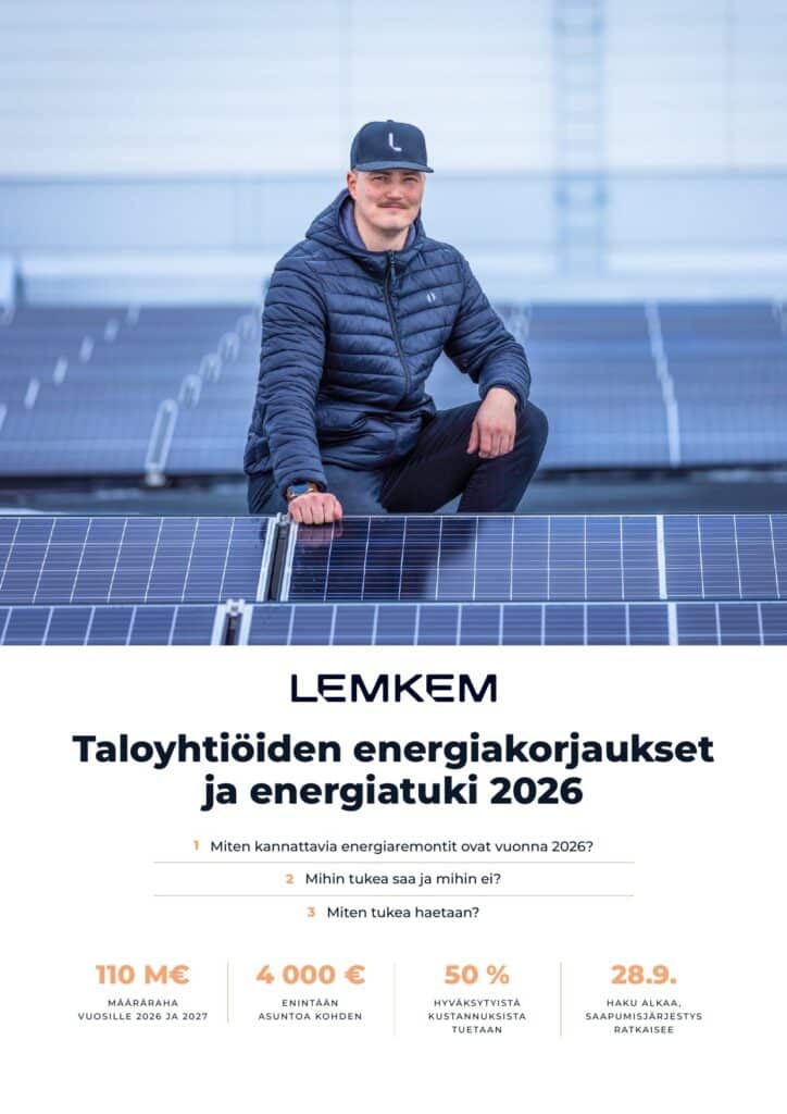 Lemkemin energiatukioppaan kansi, jossa mies kyykistyy aurinkopaneelien vieressä katolla